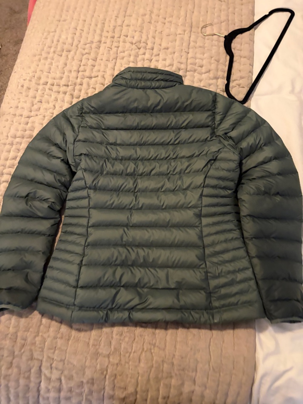 Patagonia Women's Puffer Jacket in Sage Green - Picture 7 of 13